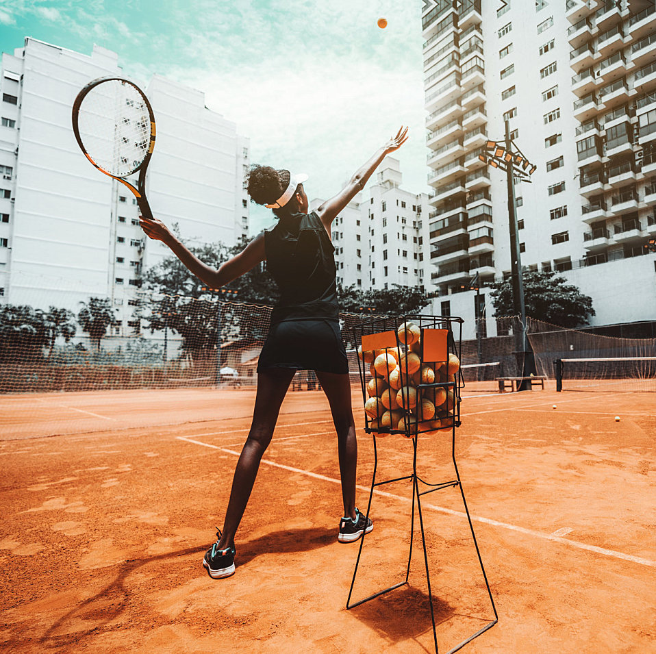 woman playing tennis